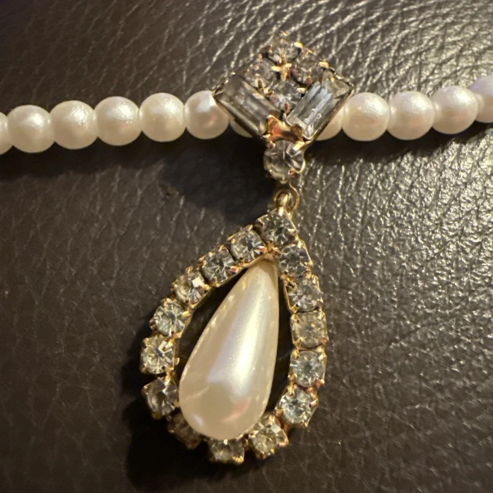 VTG Pearl Necklace with Pendant and Rhinestones-Gold Toned 16